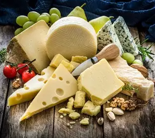 Creation of a model to predict the fate of Listeria monocytogenes in different cheese types